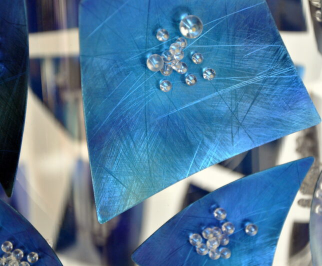 FMcréart – Œuvre Titane Introspection, gros plan sur la texture du titane