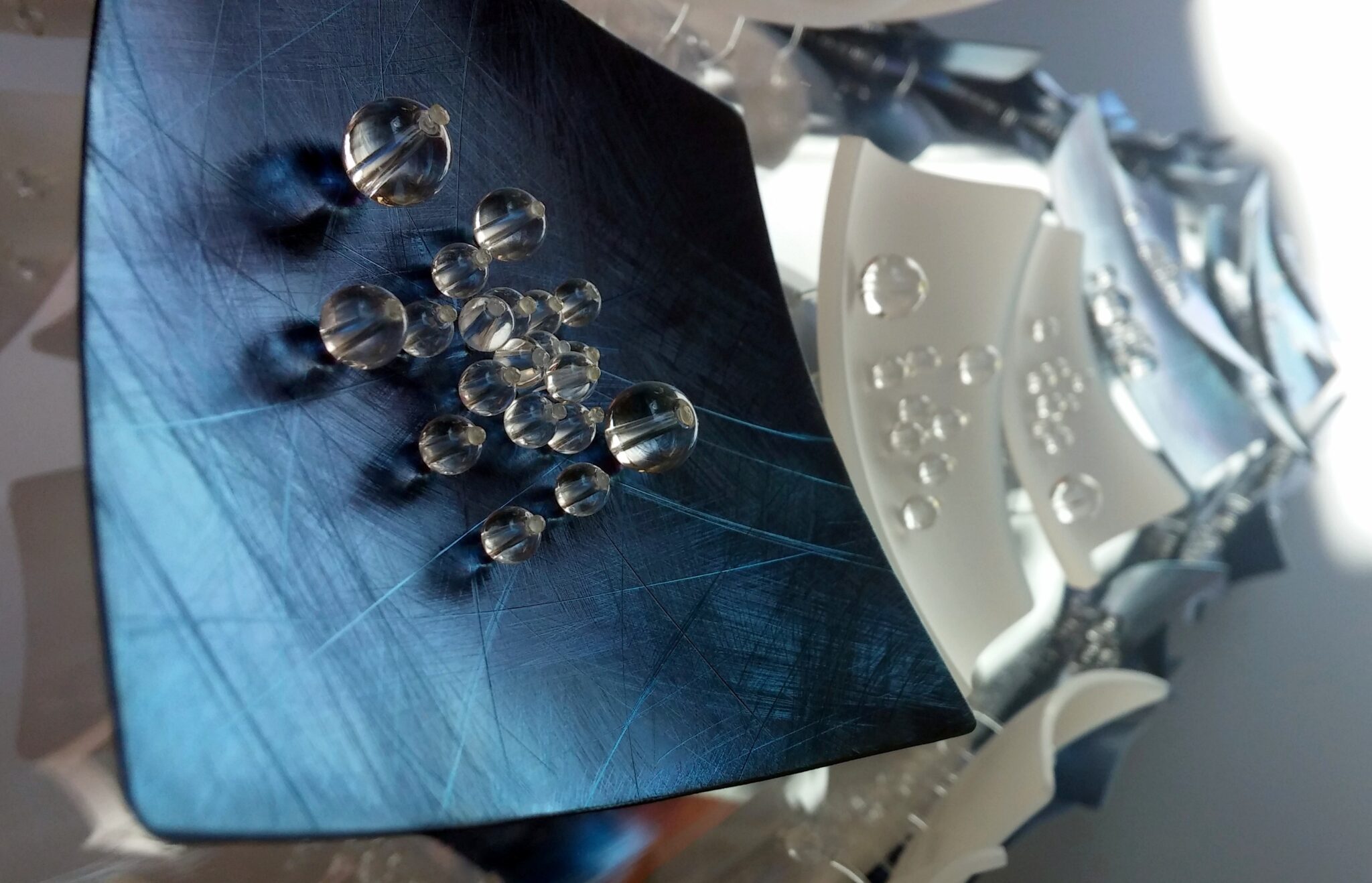 FMcréart – Œuvre Titane Introspection, vue profil avec détail perles cristal de roche